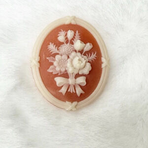 Retro Avon Jewelry  1982 Flower Cameo  Brooch